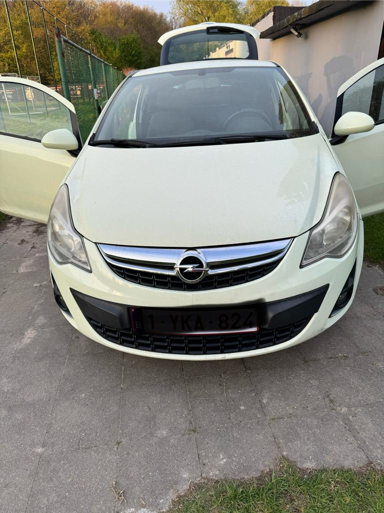 Opel corsa d 1.2 benzine euro 5 bj 2011 probleem met water, Auto's, Euro 5, Stof, Multifunctioneel stuurwiel, Wit
