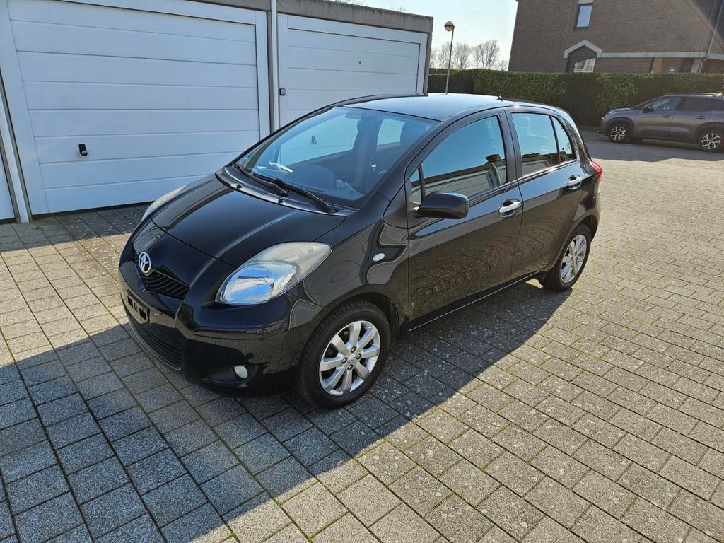 Toyota Yaris 1.0 benzine 70 pk Airco 137.dkm bj 2011 gekeurd, Auto's, Euro 5, Stof, Zwart, Electronic Stability Program (ESP)