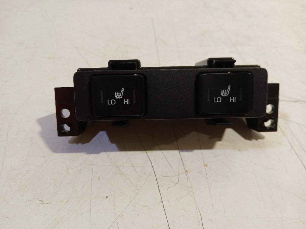 Stoelverwarming schakelaar Toyota Prius, Onderdelen@venauto.nl, Van der Ven Autorecycling B.V., Ettenseweg 76, 4706 PB Roosendaal, The Netherlands