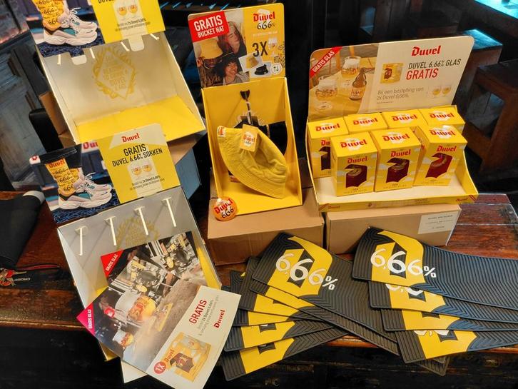 Duvel 6,66% set toogmatten, glazen, taplens + hoeden, Collections, Marques de bière, Comme neuf, Verre ou Verres, Duvel, Enlèvement