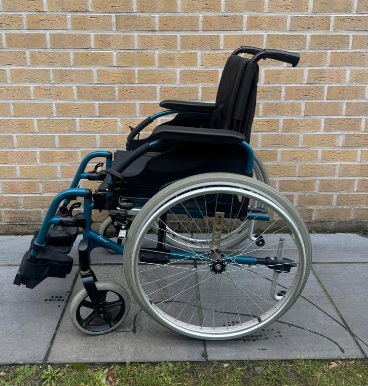 Inklapbaar lichtgewicht rolstoel in nieuwe staat plooibaar, Diversen, Rolstoelen, Zo goed als nieuw, Inklapbaar, Ophalen of Verzenden