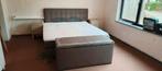 Versleten boxspring + nachtkastjes en grote koffer. (, Ophalen