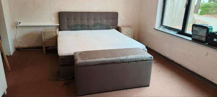 Versleten boxspring + nachtkastjes en grote koffer. (, Huis en Inrichting, Slaapkamer | Complete slaapkamers, Ophalen