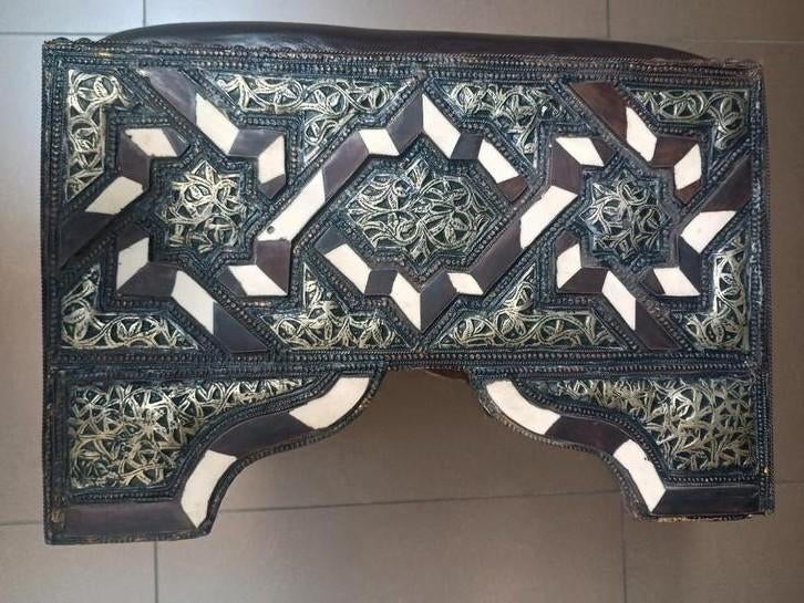 2 authentiek Marokkaanse poefs: leder/bot/metaal/hout, Enlèvement, Bois