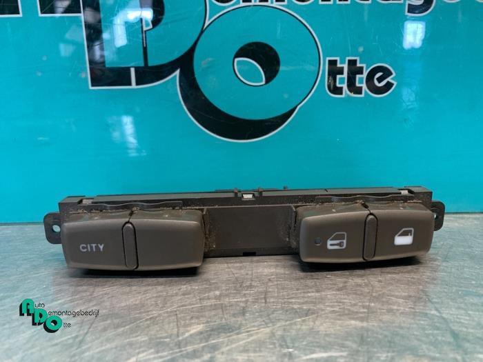 Commutateur verrouillage central des portes d'un Fiat Idea (, Autos : Pièces & Accessoires, Autres pièces automobiles, Fiat, Utilisé