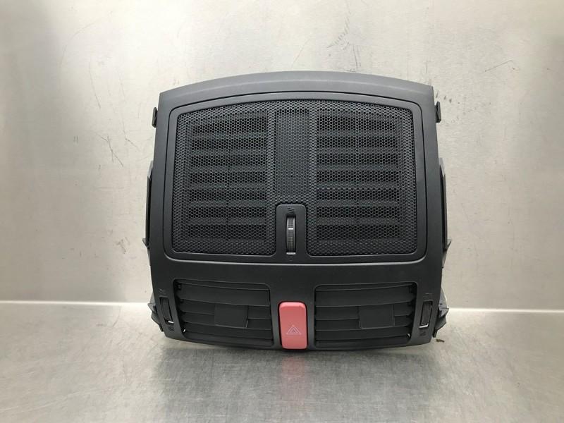 AERATEUR TABLEAU DE BORD Toyota Auris (E15), Dhr. M. Roggen, Toyota, Stadsweg 37 37
9917 PV  WIRDUM GR., NL, Utilisé