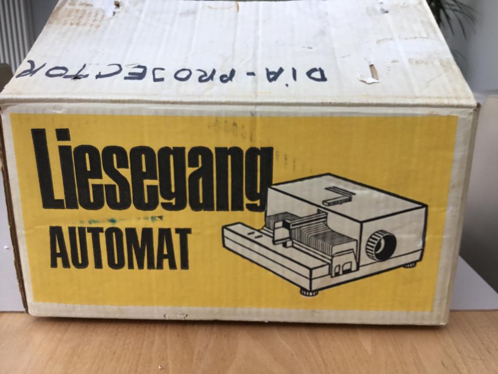 écran de projection avec projecteur de diapositives, Enlèvement, Utilisé