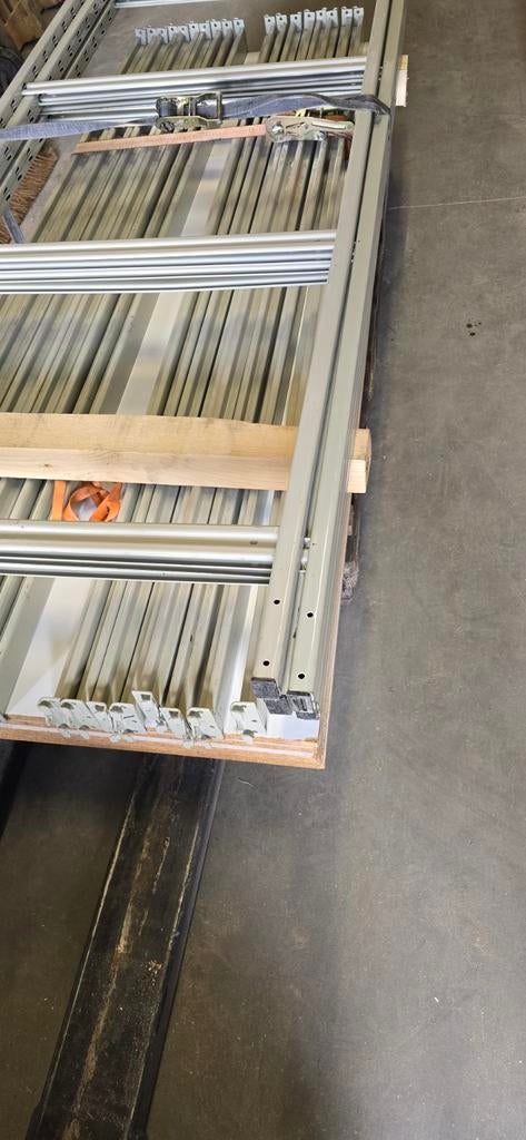 Overtoom stellingen 60 en 80cm diep degelijke stellingrekken, Ophalen