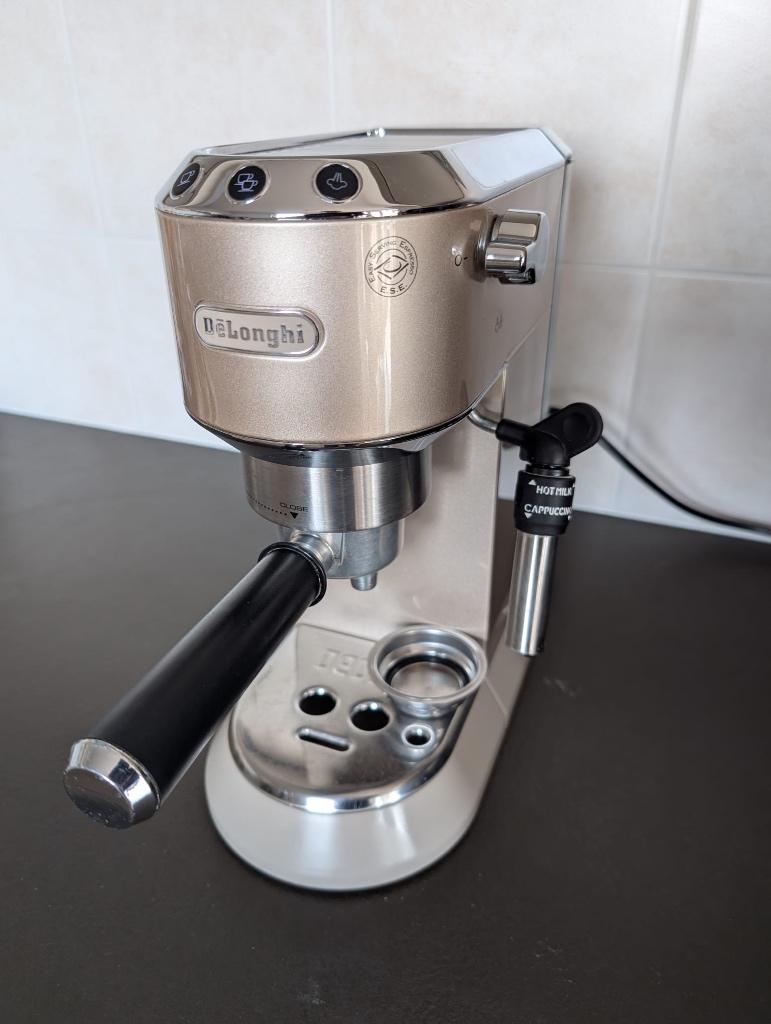 Delonghi Dedica Metallics, Réservoir d'eau amovible, 2 à 4 tasses, Enlèvement, Utilisé