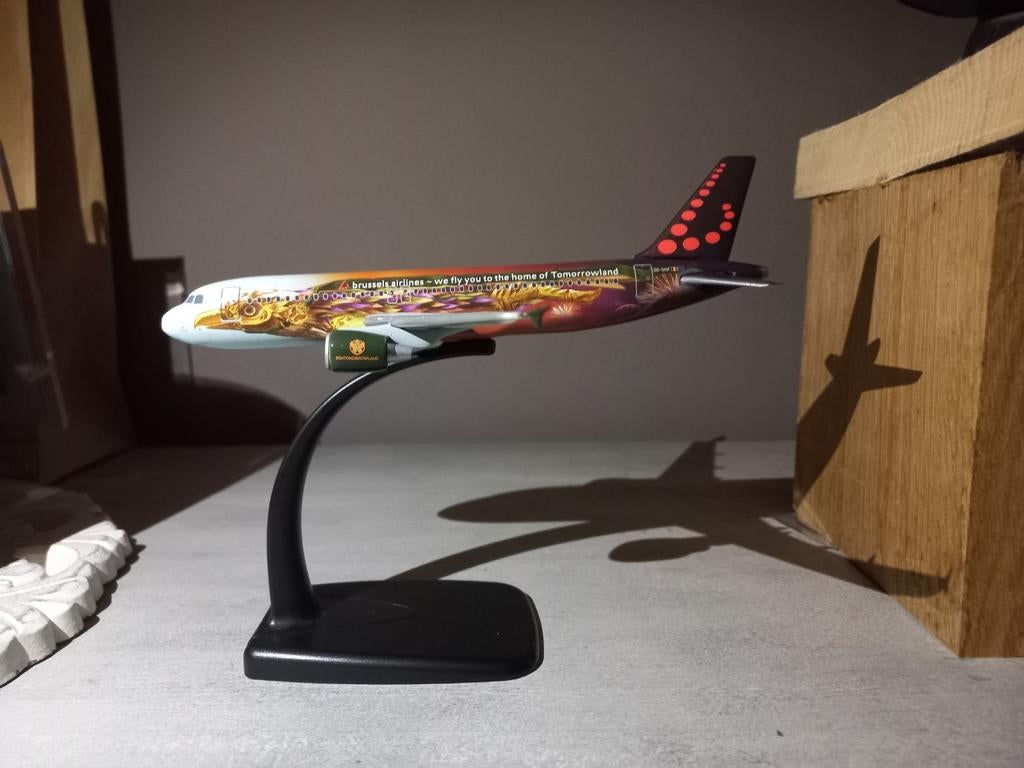 Miniatuur tomorrowland vliegtuigje .20cm lang en 19 cm breed, Ophalen of Verzenden