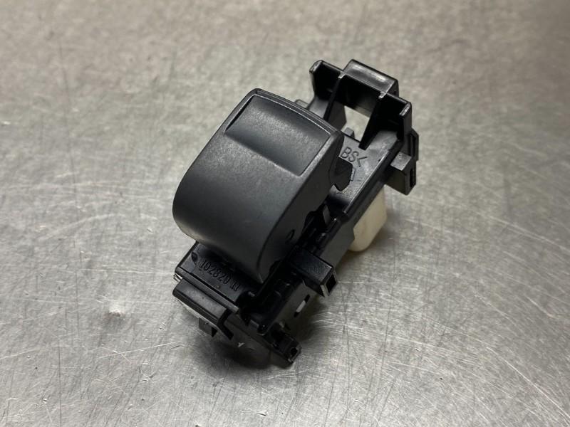 RAAMSCHAKELAAR Subaru Trezia (01-2011/-), Gebruikt, Subaru