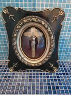 Kruisbeeld in mooie kader met bol glas, Ophalen