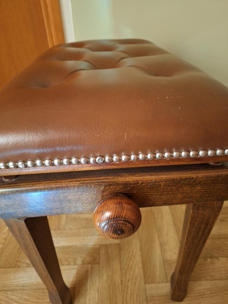 Pianostoeltje, Ophalen