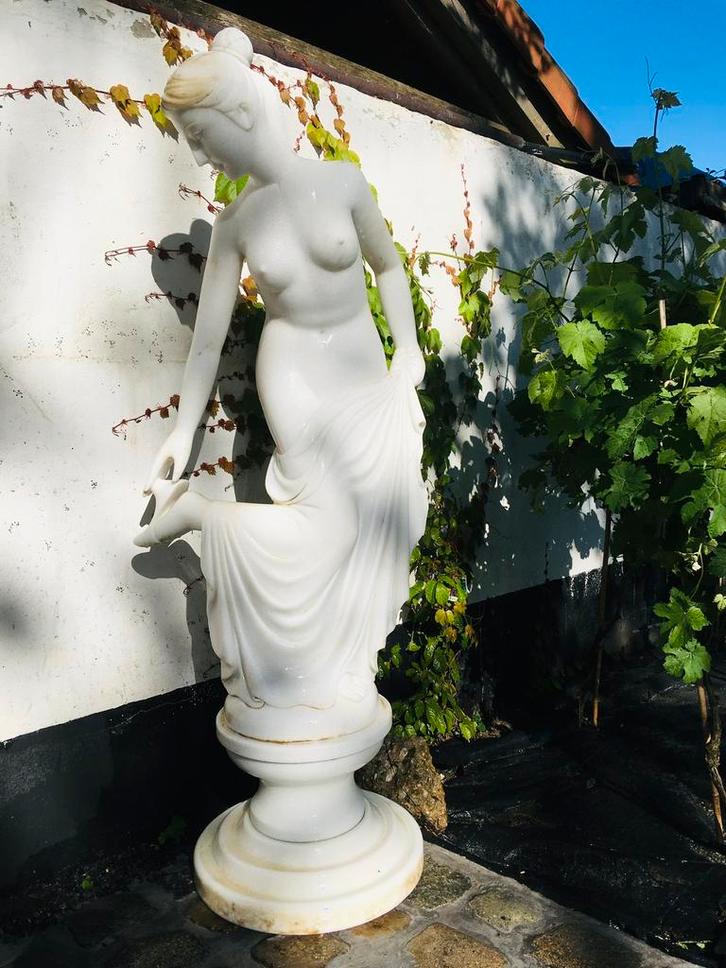 Groot Wit Marmer tuinbeeld op sokkel, Tuin en Terras, Tuinbeelden, Gebruikt, Mensenbeeld, Ophalen