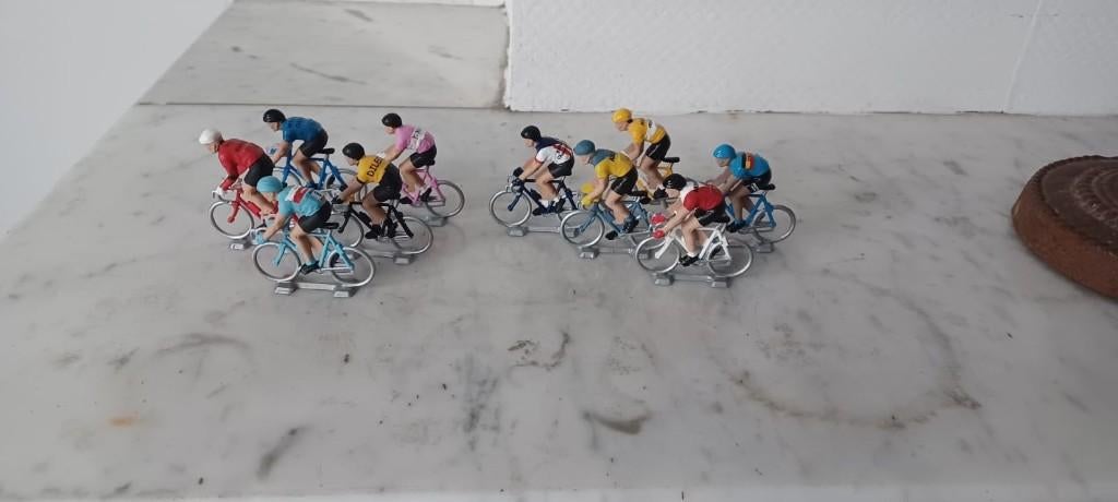Cyclistes miniatures en maillots rétro, Enlèvement ou Envoi