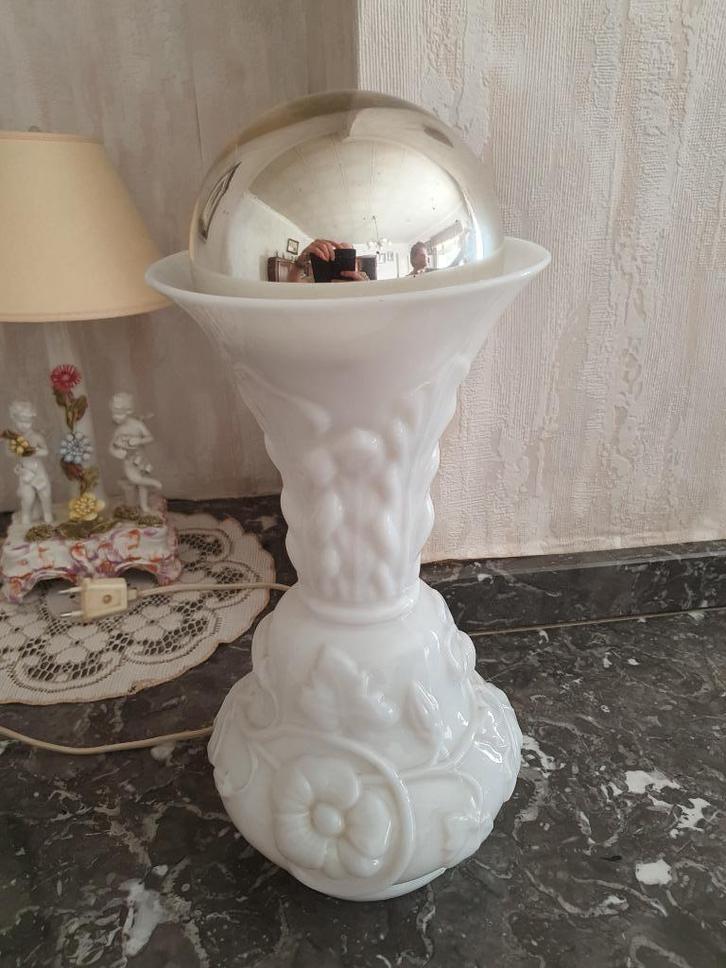 Twee Opaline Melkglas Opaalglas Bloemen Vaas, Huis en Inrichting, Woonaccessoires | Vazen, Zo goed als nieuw, Wit, Minder dan 50 cm