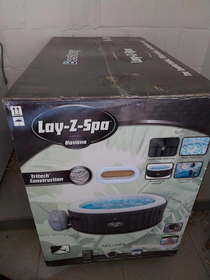 Yacuzzi van Lay Z nieuw maar zonder garantie bewijs, Tuin en Terras, Overige Tuin en Terras, Zo goed als nieuw, Ophalen