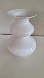 Mooie witte , gegolfde vaas. Hoogte 22 cm, Ophalen of Verzenden, Gebruikt, Wit, Minder dan 50 cm