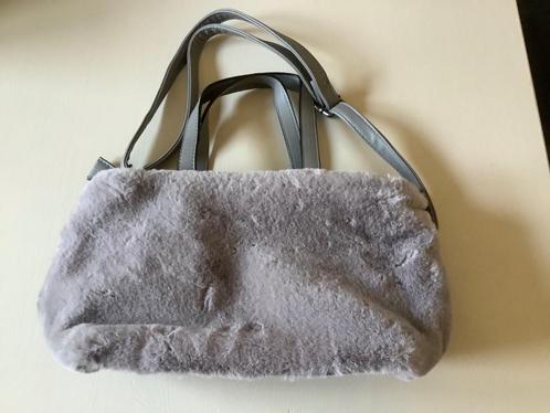 Handtas van imitatiebont. Nieuw!, Handtassen en Accessoires, Tassen | Damestassen, Nieuw, Handtas, Grijs, Verzenden