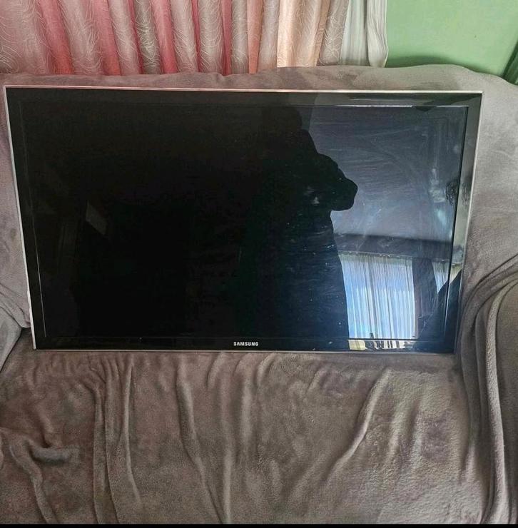 TÉLÉVISEUR LED SAMSUNG + CLÉ TV ROKU, TV, Hi-fi & Vidéo, Barres de son, Comme neuf, Avec subwoofer intégré, Avec subwoofer externe