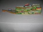 Retro speelgoed blikkenbaan met busjes van de jaren 50, Verzamelen, Ophalen of Verzenden