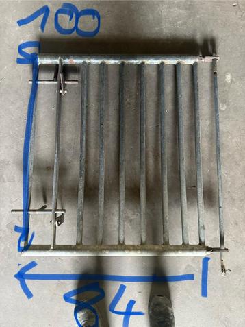 Weide hekkens, poort, bevestingsmateriaal beschikbaar voor biedingen