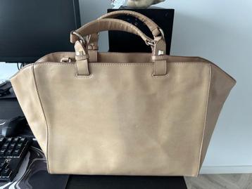 Cabas Sac a main Zara Basic Bag 37x28x18 cm tb etat disponible aux enchères