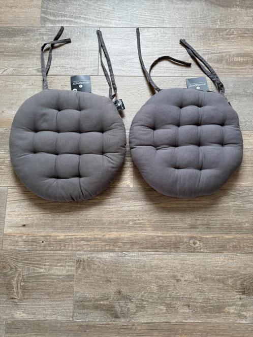 TWEE nieuwe ronde kussens met een diameter van 38 cm, grijze, Huis en Inrichting, Woonaccessoires | Kussens, Nieuw, Grijs, Rond