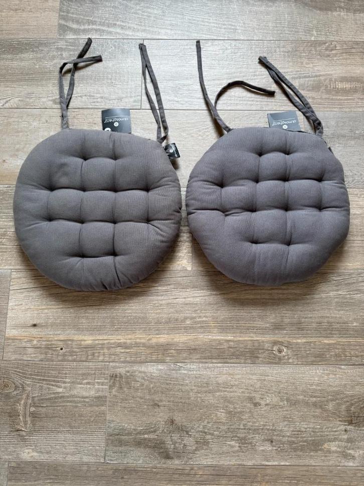 TWEE nieuwe ronde kussens met een diameter van 38 cm, grijze, Huis en Inrichting, Woonaccessoires | Kussens, Nieuw, Grijs, Rond