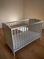 Babybed met matras: Hensvik ledikant Ikea, 2 hoogtes, Ophalen, Zo goed als nieuw, Ledikant