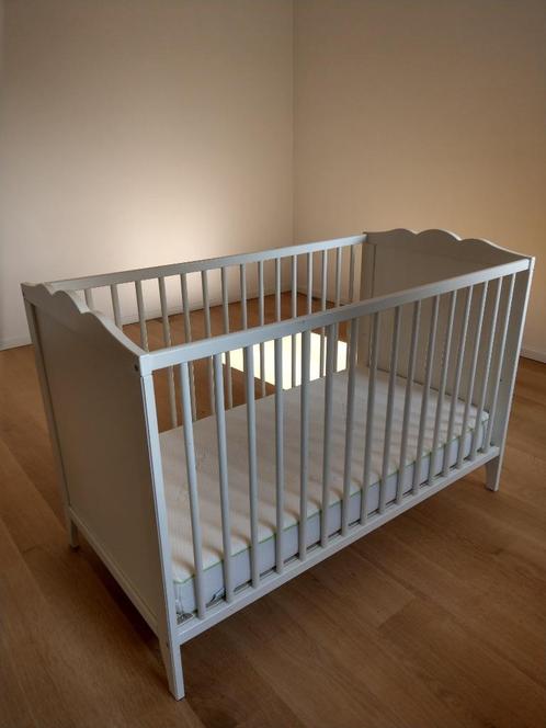 Babybed met matras: Hensvik ledikant Ikea, 2 hoogtes, Kinderen en Baby's, Babywiegjes en Ledikanten, Zo goed als nieuw, Ledikant
