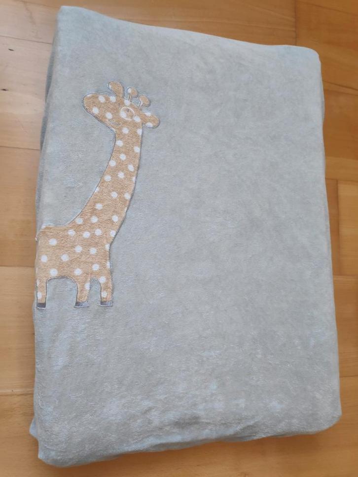 BeschrijvingLichtgrijze waskussenhoes met girafje  badstof, Enfants & Bébés, Bains & Soins, Comme neuf, Enlèvement ou Envoi