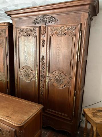 Antieke Normandische bruids, vitrine, borden kasten beschikbaar voor biedingen