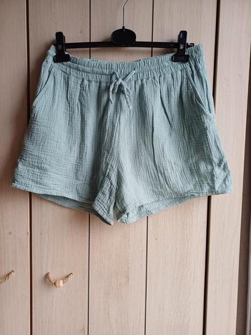 2 damesshorts in tetrastof  beschikbaar voor biedingen