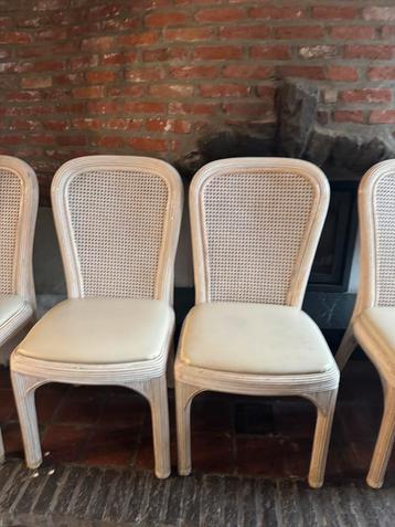 Eetkamerstoelen beschikbaar voor biedingen