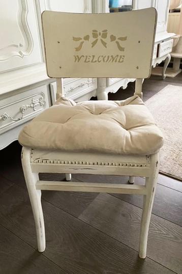 witte vintage stoel, gerenoveerd