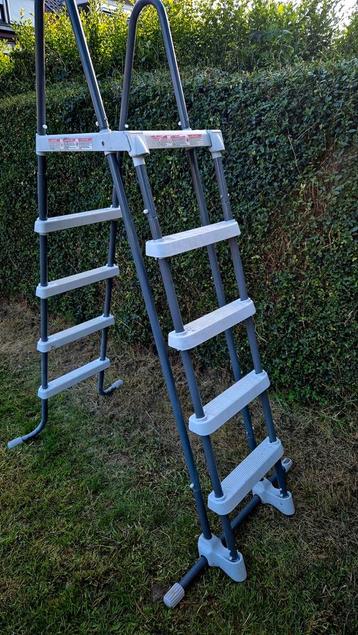 ladder voor zwembad, Ophalen, Zo goed als nieuw, Ladder