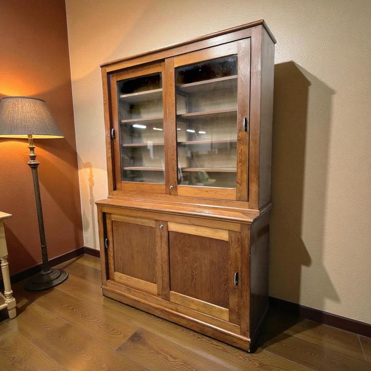 Vintage houten vitrinekast / schoolkast / apotheekkast, Kinderen en Baby's, Kinderkamer | Commodes en Kasten, Zo goed als nieuw