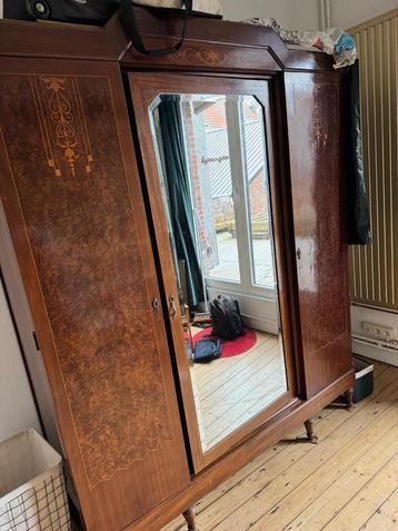 Antieke ruime kleerkast met spiegeldeur