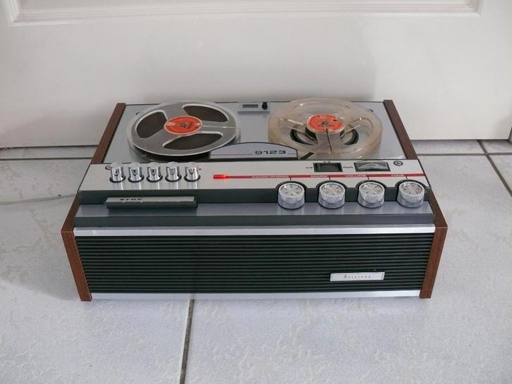 Vrolijke, goed spelende bandrecorder Aristona 9123 4 sporen, Audio, Tv en Foto, Bandrecorder, Bandrecorder, Met stofkap, Met banden