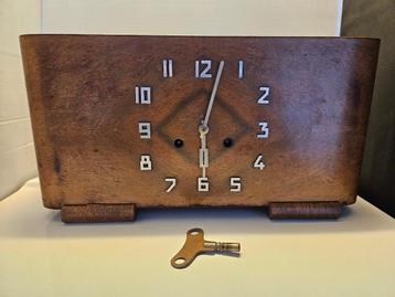 Oude klok / pendule. Jaren 1940. beschikbaar voor biedingen