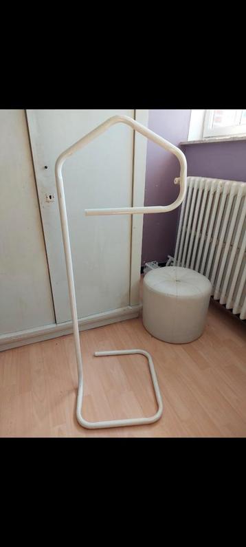 Valet de chambre blanc en métal 