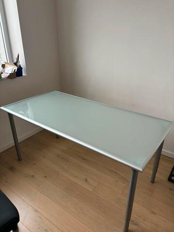 Glazen tafel (niet doorzichtig) met verstelbare poten