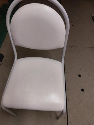 3 keukenstoelen beschikbaar voor biedingen