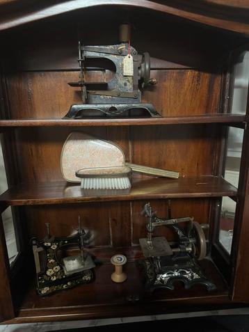 3 antieke miniatuur naaimachines. beschikbaar voor biedingen