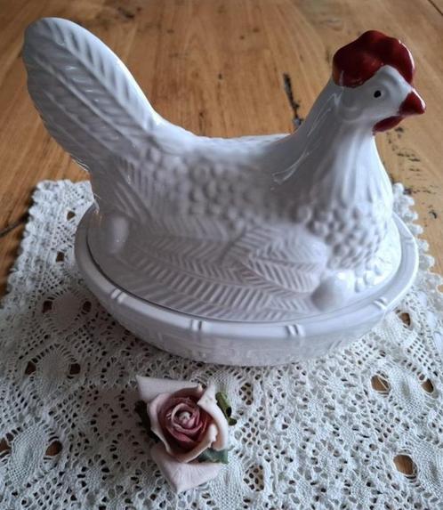 Brocante aardewerk kip op nest/ mand, Antiek en Kunst, Curiosa en Brocante, Ophalen of Verzenden