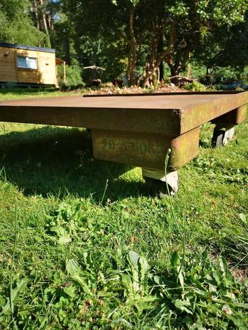 Table extérieure en métal rouillé industrielle  beschikbaar voor biedingen