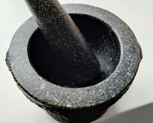 Massief granieten vijzel met stamper in ruw oppervlak!, Antiek en Kunst, Antiek | Keukengerei, Ophalen