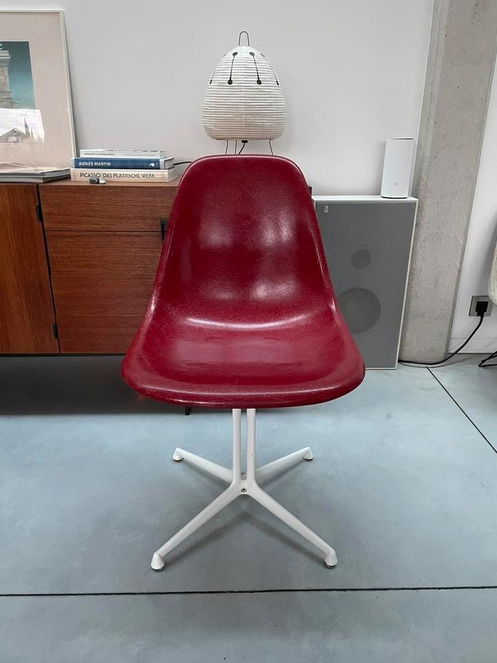 Uiterst zeldzame Eames Magenta (!) side chair op Lafonda, Huis en Inrichting, Stoelen, Zo goed als nieuw, Eén, Overige kleuren