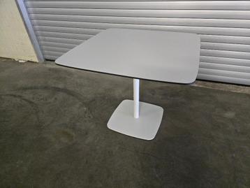 Enea Lottus tafel wit HPL 90x90x76H  beschikbaar voor biedingen